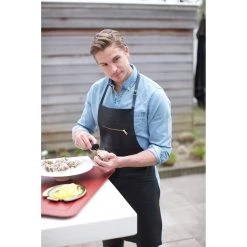 Dutchdeluxes Olandesedeluxes In Pelle Cerniera Grembiule In Nero Classico 13 Dutchdeluxes Olandesedeluxes In Pelle Cerniera Grembiule In Nero Classico -Negozio al dettaglio stagionatura 0008 dutch deluxes leather zipper apron classic black lifestyle