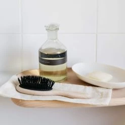 Spazzola Per Capelli Piccola Andree Jardin - Legno Di Faggio & Boar Bristle -Negozio al dettaglio stagionatura AJ0032 AndreeJardinSmallHairBrush BeechWood BoarBristle lifestyle 1