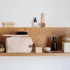 Spazzola Per La Pulizia Del Viso Di Andree Jardin - Legno Di Faggio Cerato & Regali Di Capelli Di Cavallo -Negozio al dettaglio stagionatura AJ0039 AndreeJardinFaceCleansingBrush WaxedBeechWood Horsehair lifestyle