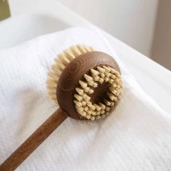 Spazzola Posteriore A Manico Lungo Andree Jardin - Frassino Legno & Hog Bristle -Negozio al dettaglio stagionatura AJ0049 AndreeJardinLongHandledBackBrush AshWood HogBristle lifestyle 2