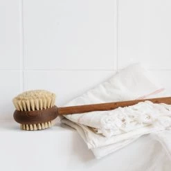 Spazzola Posteriore A Manico Lungo Andree Jardin - Frassino Legno & Hog Bristle -Negozio al dettaglio stagionatura AJ0049 AndreeJardinLongHandledBackBrush AshWood HogBristle lifestyle 9