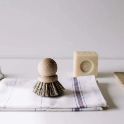 Pentolame Andree Jardin Fibra Vegetale Spazzola In Legno Di Faggio -Negozio al dettaglio stagionatura AJ0061 AndreeJardinVegetableFibreBeechWoodPanBrush lifestyle 5 2e02bbd0 33cf 4d38 ba7b e514ce51570a