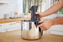 Anova Sous Vide Precision Cooker Pro Cookware -Negozio al dettaglio stagionatura AnovaPro AdjustClamp C 1 scaled 1