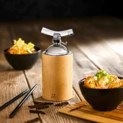 Peugeot Isen Pepper Long Mill 16cm -Negozio al dettaglio stagionatura BM0022 PeugeotIsenLongPepperMill16cm lifestyle 2