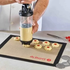 De Buyer 'Le Tube' Pro Syringe Pasticceria -Negozio al dettaglio stagionatura DB0190 DeBuyer LeTube ProPastrySyringe lifestyle 18