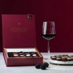 Neuhaus Pralines Vino Selezione Di Accoppiamento - 24 Pezzi -Negozio al dettaglio stagionatura NE0017 NeuhausPralinesWinePairingSelection 24Pieces lifestyle1