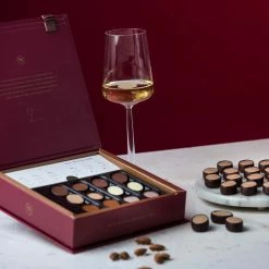Neuhaus Pralines Vino Selezione Di Accoppiamento - 24 Pezzi -Negozio al dettaglio stagionatura NE0017 NeuhausPralinesWinePairingSelection 24Pieces lifestyle4