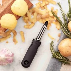 Oxo Good Grips Swivel Peeler Cookware -Negozio al dettaglio stagionatura OX0068 OxoGoodGripsSwivelPeeler 22 scaled 1