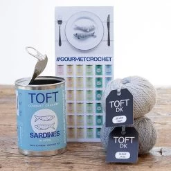 Toft Sardines In Un Kit Crochet Gourmet Di Latta Regali -Negozio al dettaglio stagionatura TF0001 ToftSardinesinaTinGourmetCrochetKit lifestyle2