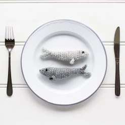 Toft Sardines In Un Kit Crochet Gourmet Di Latta Regali -Negozio al dettaglio stagionatura TF0001 ToftSardinesinaTinGourmetCrochetKit lifestyle3