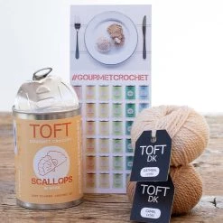 Toft Topetto Capesante In Un Kit Crochet Gourmet Di Latta -Negozio al dettaglio stagionatura TF0005 ToftScallopsinaTinGourmetCrochetKit lifestyle2