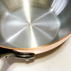 De Buyer Prima Matera Induction-Compatible Copper Saute Pan - Conical Cookware 8 De Buyer Prima Matera Induction-Compatible Copper Saute Pan - Conical Cookware -Negozio al dettaglio stagionatura close up pan thickness 7305e5c5 4e2c 4868 bf3e 65b82262d21c