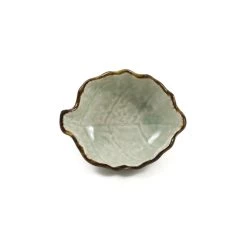 Kiji Stoneware & Ceramics Kiji Stoneware & Ceramica Crema & Pale Green Leaf Dish