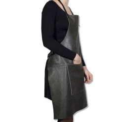 Dutchdeluxes Pentolame Olandesedeluxes In Pelle Barbecue Grembiule In Grigio Vintage -Negozio al dettaglio stagionatura dutch deluxes leather bbq apron vintage grey model side