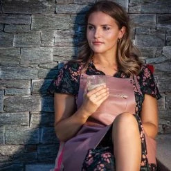 Dutchdeluxes Olandesedeluxes In Pelle Cerniera Grembiule In Nero Classico 14 Dutchdeluxes Olandesedeluxes In Pelle Cerniera Grembiule In Nero Classico -Negozio al dettaglio stagionatura dutch deluxes leather zipper apron dusty pink model lifestyle