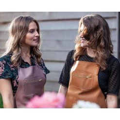 Dutchdeluxes Olandesedeluxes Cerniera In Pelle Grembiule In Classico Brown Pentola -Negozio al dettaglio stagionatura dutch deluxes leather zipper aprons lifestyle