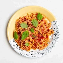 Kapka Colore Pop Piatto Smalto Giallo -Negozio al dettaglio stagionatura lifestyle 0004 PastaPomodoroSauce 1570px