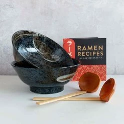Sous Chef Kit Karasuba-Iro Ramen Bowl Set Di Libri Di Cucina 13 Sous Chef Kit Karasuba-Iro Ramen Bowl Set Di Libri Di Cucina -Negozio al dettaglio stagionatura lifestyle 0010 Karasuba iroRamenBowlSet lifestyle SC0070