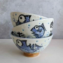 Kiji Stoneware & Ceramics Kiji Stoneware & Ceramica Rice Bowl Con Blue Fish -Negozio al dettaglio stagionatura lifestyle 0019 RiceBowlWithBlueFish lifestyle JA0109