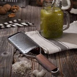 Cookware Master Series Noce Microplane Gourmet Coarse Grater -Negozio al dettaglio stagionatura microplane gourmet coarse grater lifestyle 1