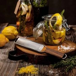 Microplane Master Series Noce Microplano Zester Cookware -Negozio al dettaglio stagionatura microplane gourmet zester lifestyle