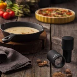 Erbe E Spezie Microplane Black Spice Mill -Negozio al dettaglio stagionatura microplane spice mill lifestyle