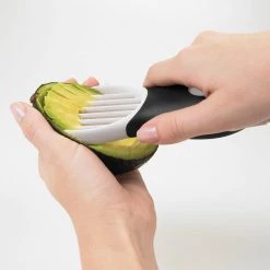 OXO Good Grips 3-in-1 Avocado Slicer Cookware -Negozio al dettaglio stagionatura oxo 3 in 1 avocado slicer slicing