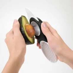 OXO Good Grips 3-in-1 Avocado Slicer Cookware -Negozio al dettaglio stagionatura oxo 3 in 1 avocado slicer stone